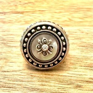 Kameleon Sterling Silver Ring with Mother of Pearl pop included, Size 6